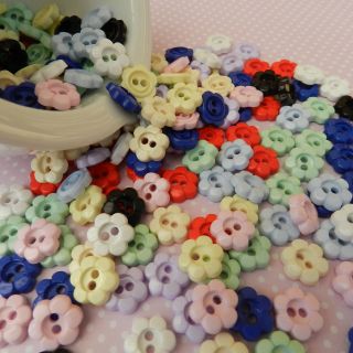 10 daisy flower buttons seven colours 22 mm diameter size 34