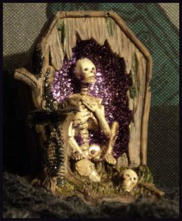HALLOWEEN Decoration Skeleton in Coffin Casket & Bat ( 4, NEW, Purple 