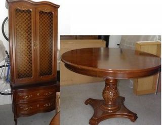 Beautiful Henredon Dinning Table and China Cabinet Pair