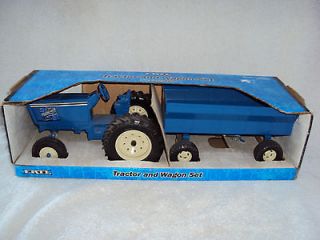 ERTL TRACTOR AND WAGON SET DIE CAST METAL 1/16 SCALE 2001 RACING 