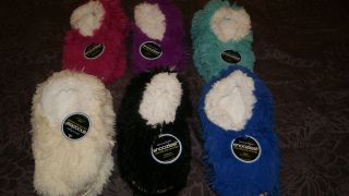 NEW FALL WOMENS FURS A FLYIN SNOOZIES SLIPPERS FOOT COVERINGS WARM 