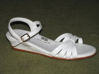LIKE NU SAS Strippy white crinkle patent leather sandal womens 8.5 N 