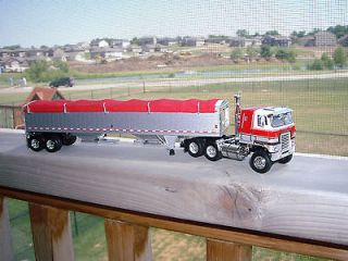 DCP 1/64 RED AND WHITE INTERNATIONAL TRANSTAR II WITH WILSON GRAIN 