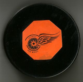 Vintage Detroit Redwings Art Ross Tyer NHL pre Converse Game Puck 1962 