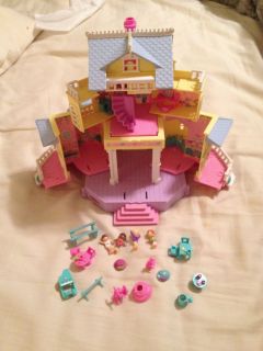 vintage Polly Pocket  Clubhouse 1995 Pollyville w/figures 