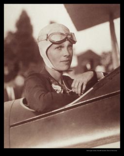 PHOTO AMELIA EARHART WEARS FLIGHT HELMET & PEARLS 1926