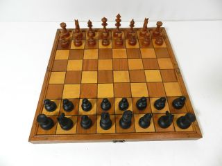 ANTIQUE VINTAGE WOOD CHESS SET   BOOKSHELF   HAND CARVED CHESS PIECES 