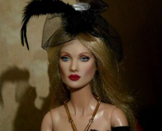 OOAK   Tonner   CAROL BARRIE   F.Royalty Body FR 16 Repaint by PAOLINA 