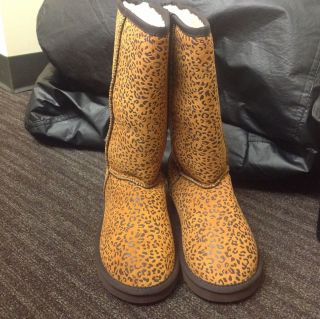  Classic Tall Uggs Leopard Size 8