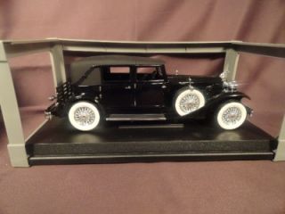 Signature Collectible Model 1930 Packard LeBaron Die Cast Car 1 18