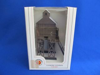 SCALE BACHMANN COALING STATION BUILDING WITH 2 WORKERS ITEM 7311