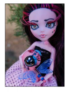  Monster High Repainted Draculaura & Littlest Pet (Cytherea & Love Bug