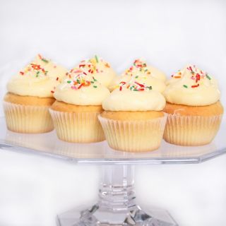  Classic Vanilla Gourmet Cupcakes   12 Count
