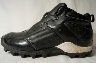 Great pair of pre owned football cleats. In excellent condition. Laces