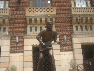FileJames Burton statue at Shreveport Municipal Auditorium IMG 1345