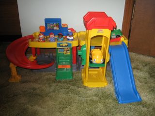 Little People Garage/Car Wash Includes Sounds, 2 Vehicles, 4 People