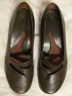 Clarks Artisan Dark Brown Leather Low heeled Pumps Size 8 1 2W Brazil