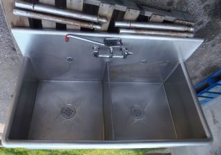 Commercial Sink with 2 Basins. Free Standing Excel lent Condition