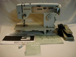 VINTAGE WHITE SEWING MACHINE MODEL 571 W/FOOT KNEE CONT