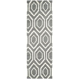 Safavieh Handmade Moroccan Chatham Geometric pattern Dark Gray/ Ivory Wool Rug (23 X 7)